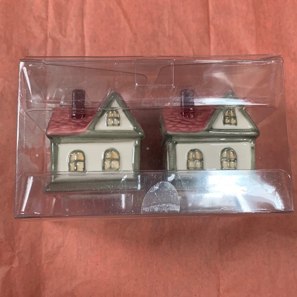 Amscan Other - Kohl’s Holiday Village ceramic home salt and pepper shakers